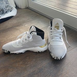 Men’s size 9 Adidas basketball sneakers